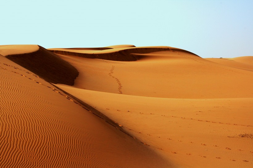 点击大图看下一张：荒芜人烟的沙漠图片