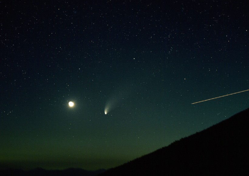 点击大图看下一张：彗星图片