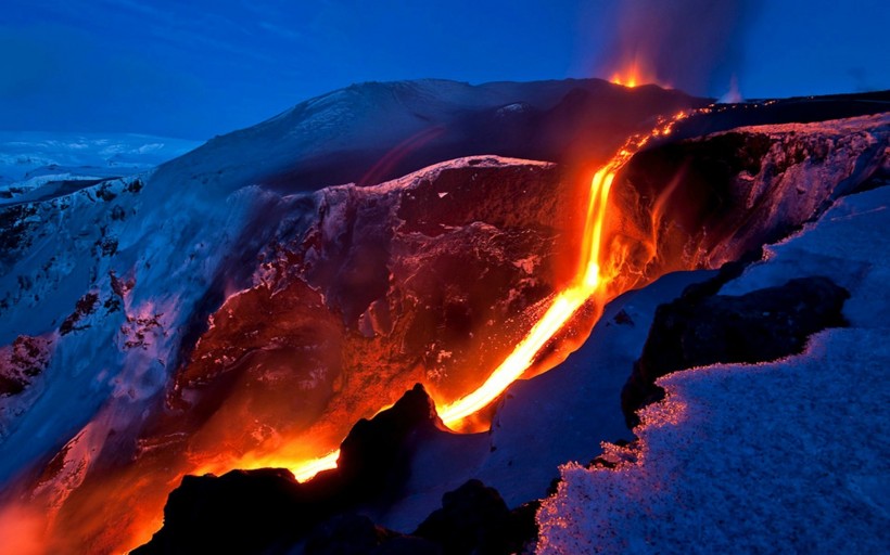 点击大图看下一张：壮丽火山风景图片