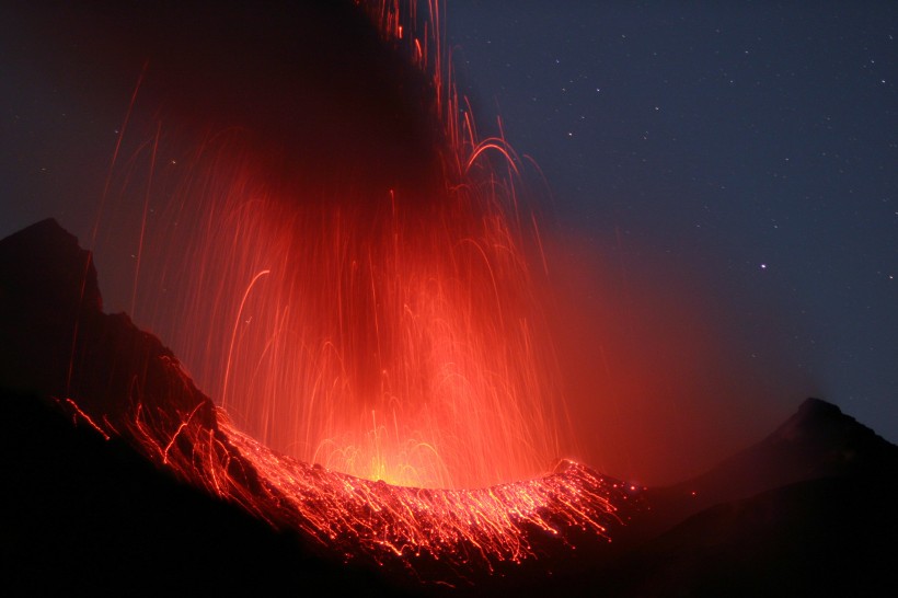 点击大图看下一张：火山和岩浆风景图片