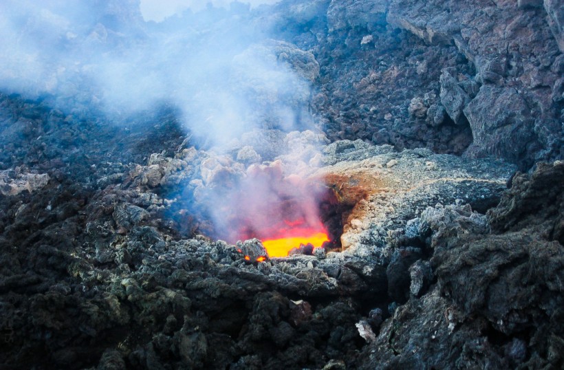 点击大图看下一张：震撼的火山喷发图片