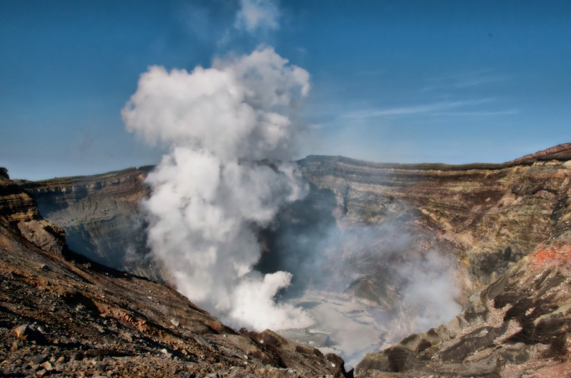 点击大图看下一张：震撼的火山喷发图片