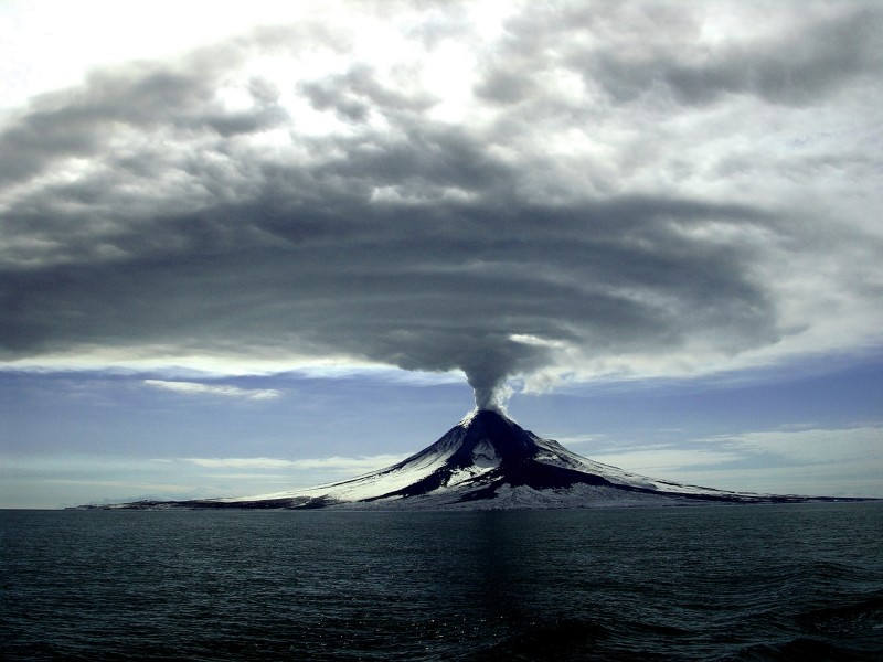 点击大图看下一张：震撼的火山喷发图片