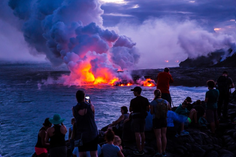 点击大图看下一张：震撼的火山喷发图片