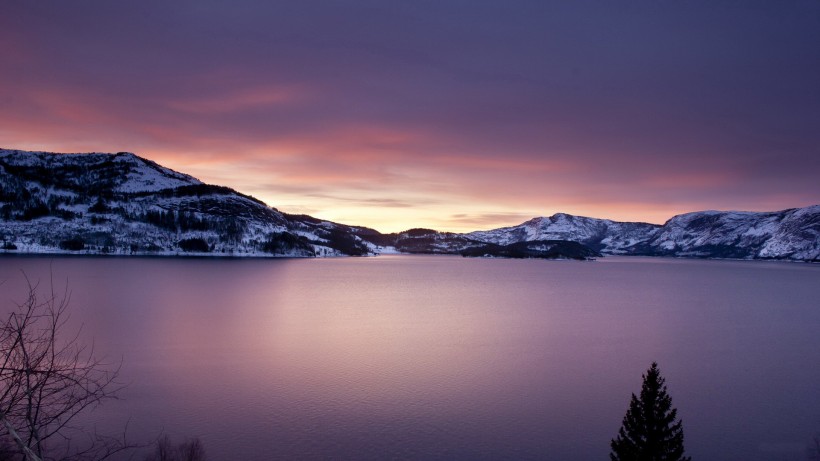 点击大图看下一张：火山口上的湖泊风景图片