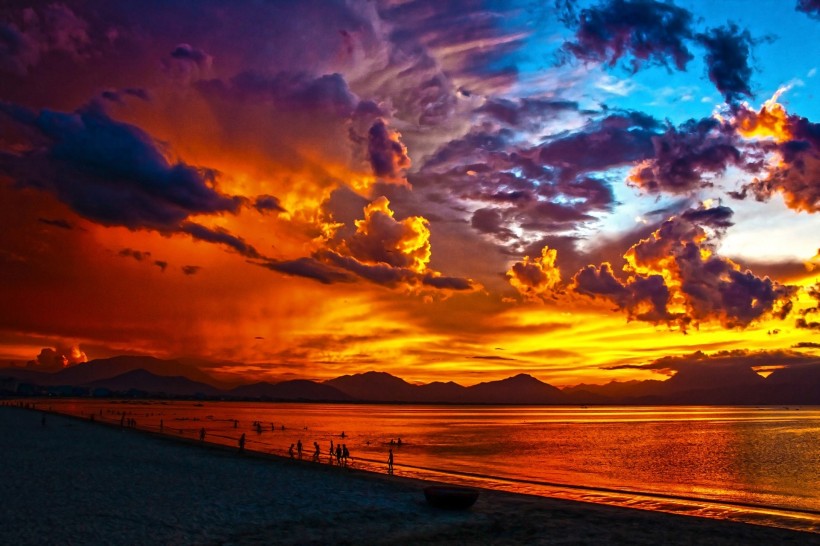 点击大图看下一张：绚丽多彩的天边火烧云图片