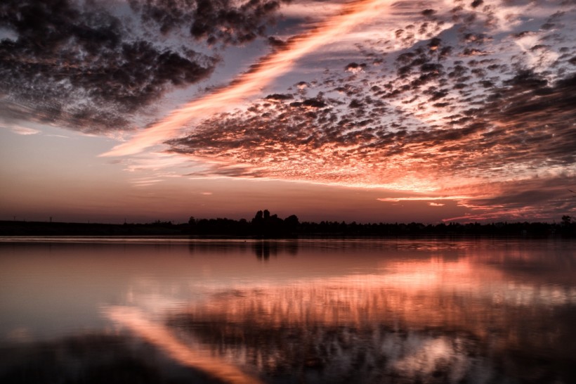 点击大图看下一张：湖面火烧云风景图片