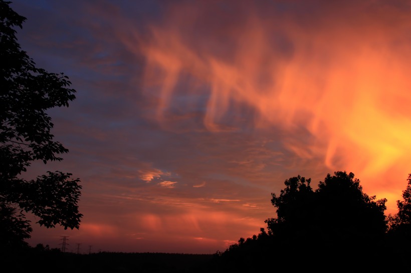 点击大图看下一张：绚丽多彩的天边火烧云图片