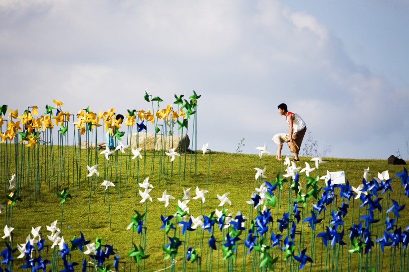 点击大图看下一张：户外纸风车图片