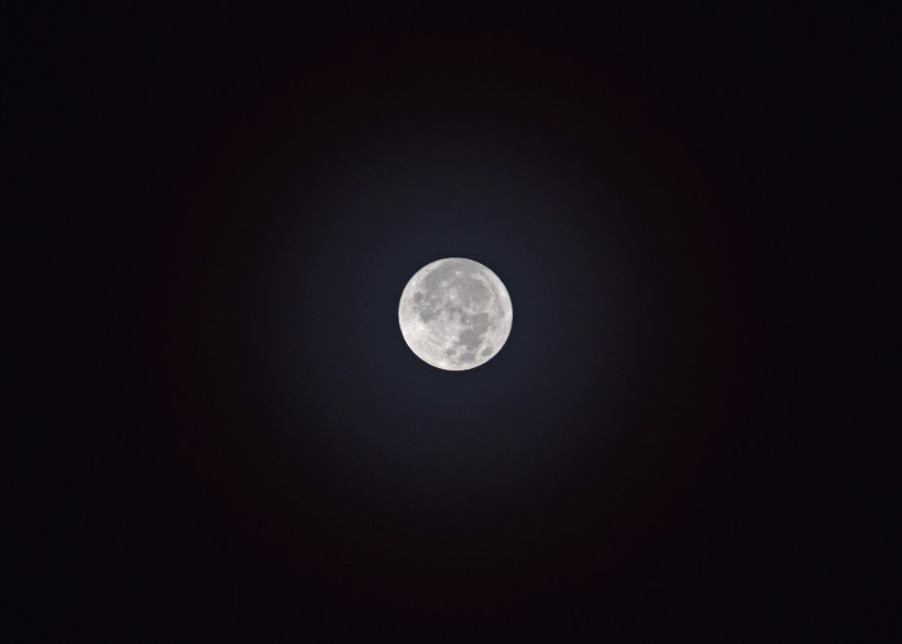 点击大图看下一张：皎洁的月亮的图片