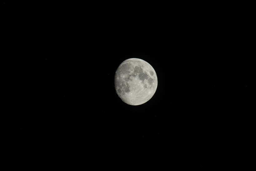 点击大图看下一张：皎洁的月亮图片