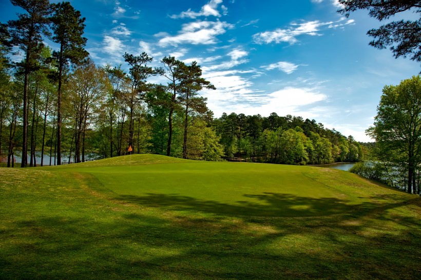 点击大图看下一张：景色宜人的高尔夫球场图片