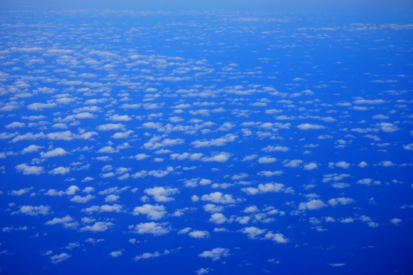 点击大图看下一张：机翼下的蓝天白云图片