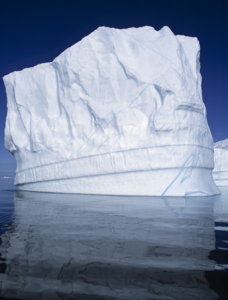 点击大图看下一张：巨大的冰山图片