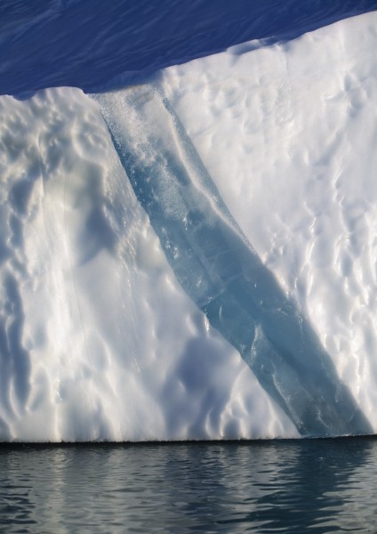 点击大图看下一张：巨大的冰山图片