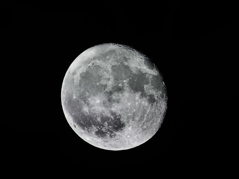 点击大图看下一张：空中的月亮图片