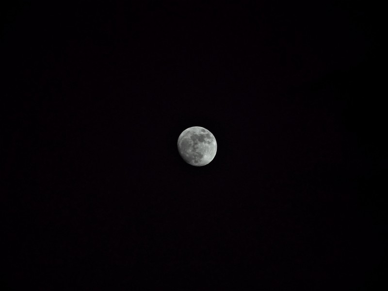 点击大图看下一张：空中的月亮图片