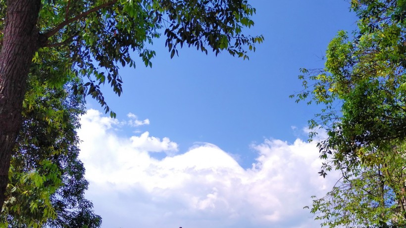 点击大图看下一张：白云蓝天风景图片