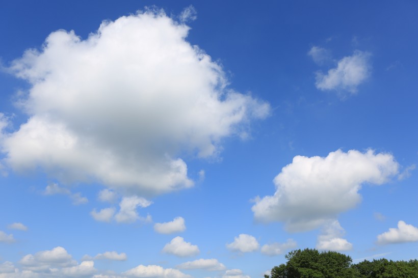 点击大图看下一张：好看的蓝天白云图片
