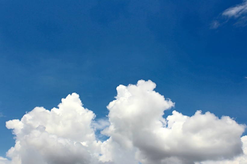 点击大图看下一张：蓝天中的白云图片