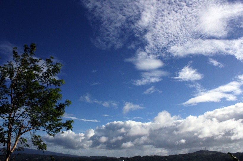 点击大图看下一张：蓝天云海图片