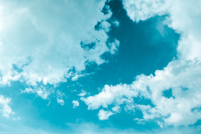 点击大图看下一张：一望无际的蓝天白云图片