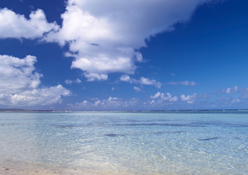点击大图看下一张：南太平洋的蓝天白云图片