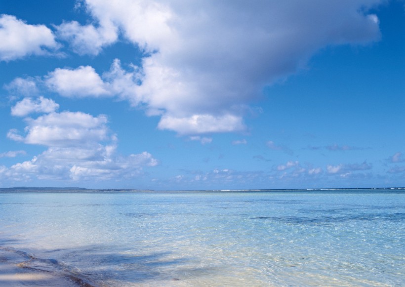 点击大图看下一张：南太平洋的蓝天白云图片