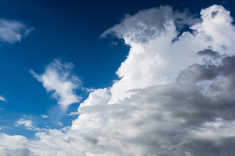 点击大图看下一张：一望无际的蓝天白云图片