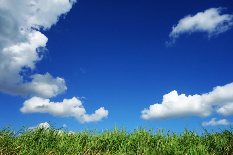 点击大图看下一张：平原上空的蓝天白云图片