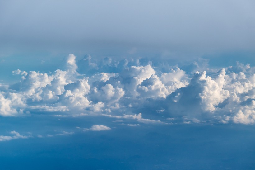 点击大图看下一张：天空中变幻莫测的白云图片