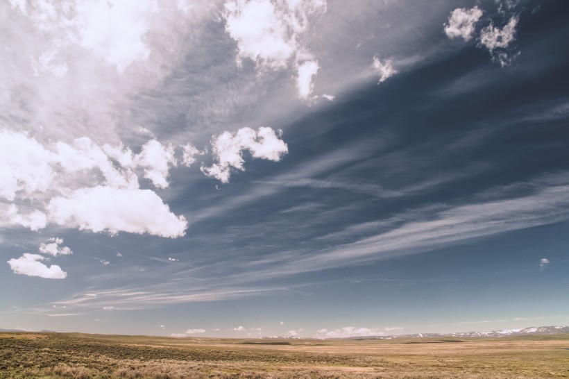 点击大图看下一张：一望无垠的蓝天白云图片
