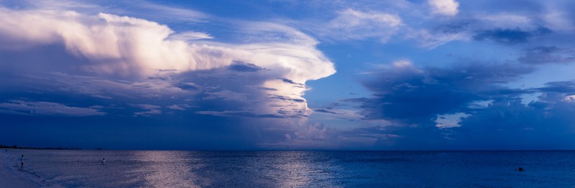 点击大图看下一张：辽无边际的蓝天白云图片