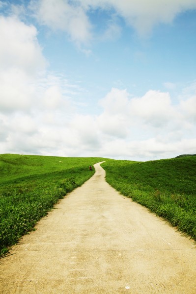 点击大图看下一张：蓝天草地小路图片