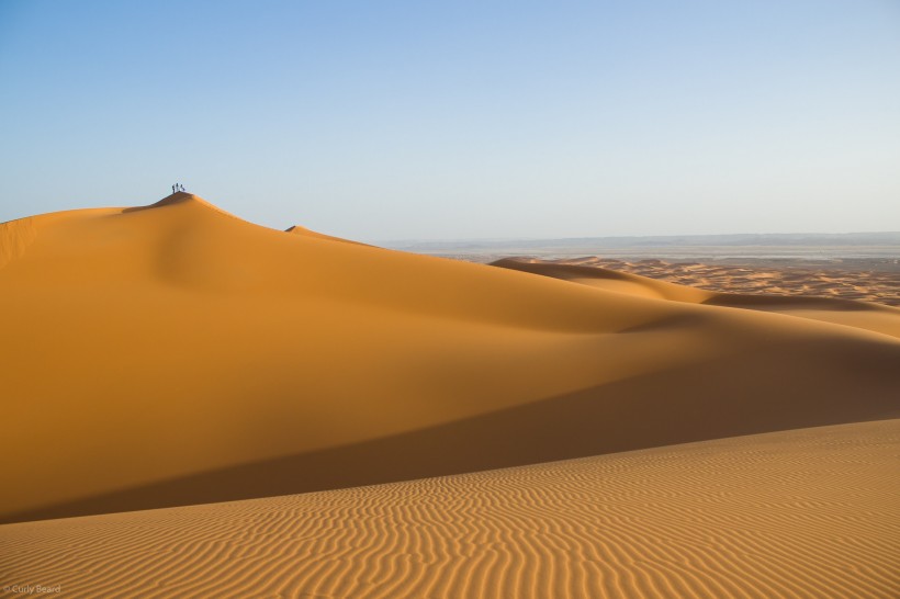 点击大图看下一张：蓝天下的沙漠图片