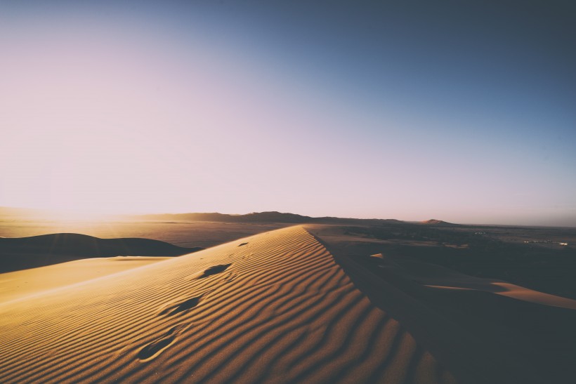 点击大图看下一张：蓝天下的沙漠图片