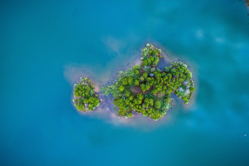 点击大图看下一张：一座美丽的岛屿图片