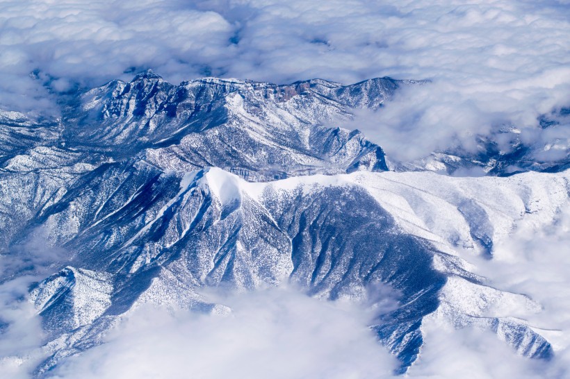 点击大图看下一张：美丽的雪山图片