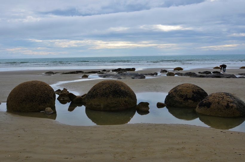 点击大图看下一张：新西兰摩拉基大圆石图片