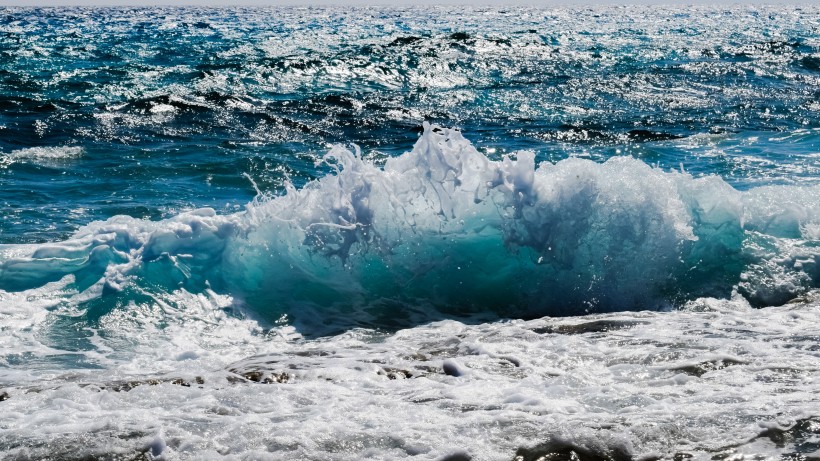点击大图看下一张：大海中的海浪图片