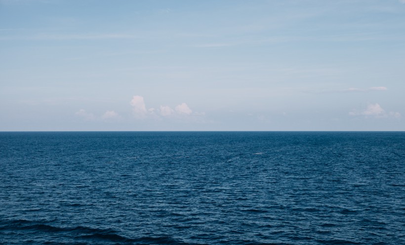 点击大图看下一张：平静的海面图片