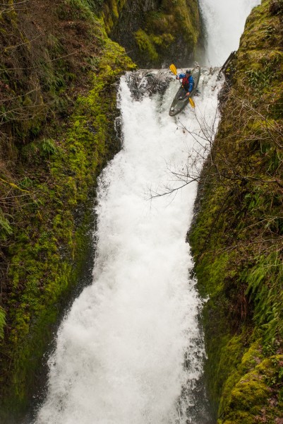 点击大图看下一张：蔚为壮观的瀑布图片