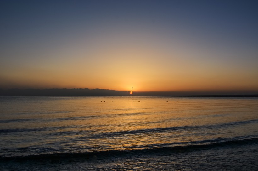 点击大图看下一张：青海湖日出风光图片