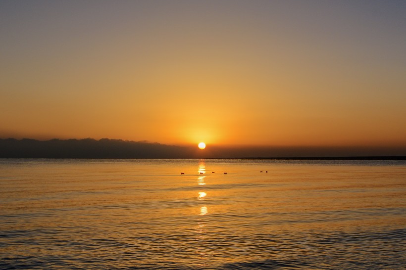 点击大图看下一张：青海湖日出风光图片