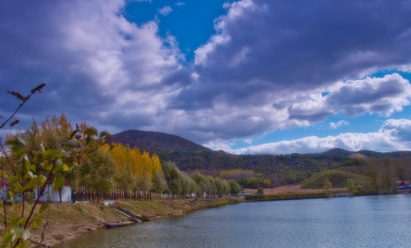 点击大图看下一张：秋日的风景图片