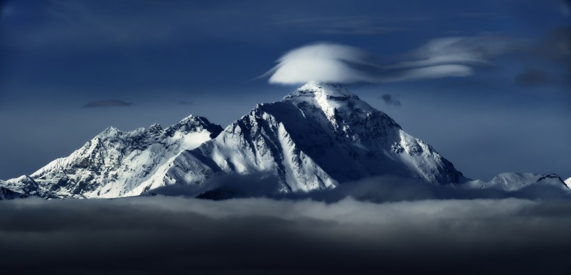 点击大图看下一张：珠穆朗玛峰风景桌面壁纸