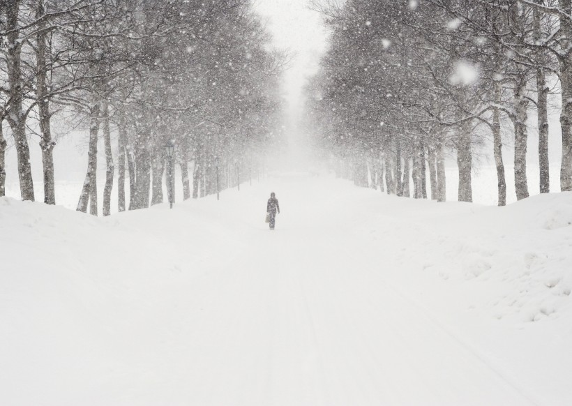点击大图看下一张：人和美丽雪景图片