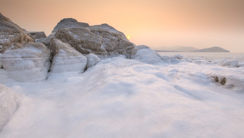 点击大图看下一张：冬天的大海风景图片