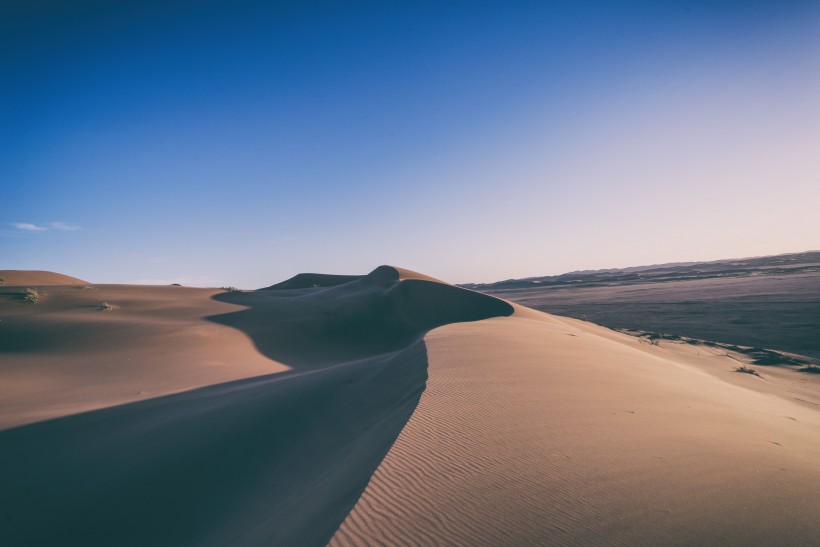 点击大图看下一张：荒芜的沙漠风光图片
