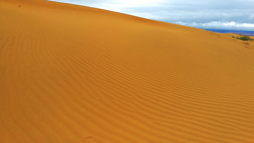点击大图看下一张：广阔的沙漠风景图片